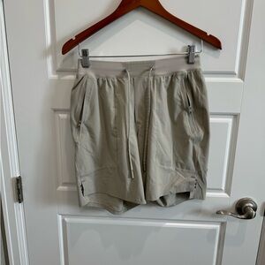 Lululemon Men’s Beige License To Train Linerless 7"  Shorts Sz S